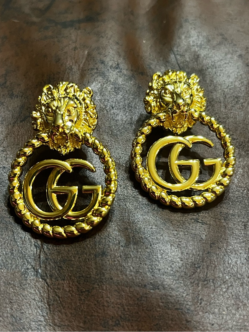 🦁 Gucci. Vintage Lion Door Knocker Letter Logo Gold Tone Earrings